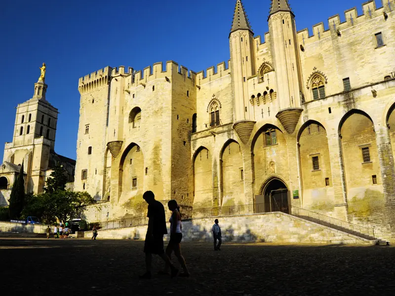 Kommen Sie auf unserer smart&small-Reise mit auf einen Ausflug nach Avignon, der Stadt der Exil-Päpste und bewundern Sie den trutzigen Papstpalast und die berühmte Brücke.