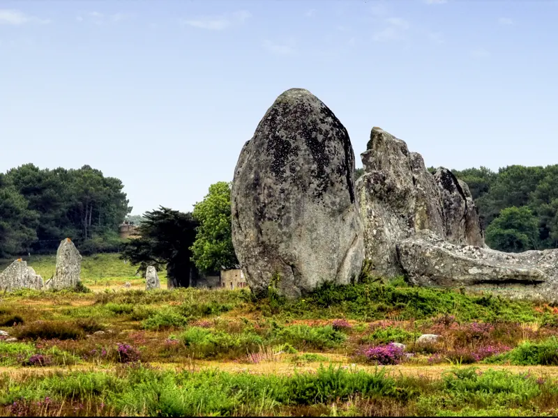 Pure Mystik auf unserer Rundreise durch die Bretagne: Tausende von Menhiren trotzen auf dem riesigen Steinfeld von Carnac seit etwa 6000 Jahren Wind und Wetter ¿ und geben nach wie vor Rätsel auf.