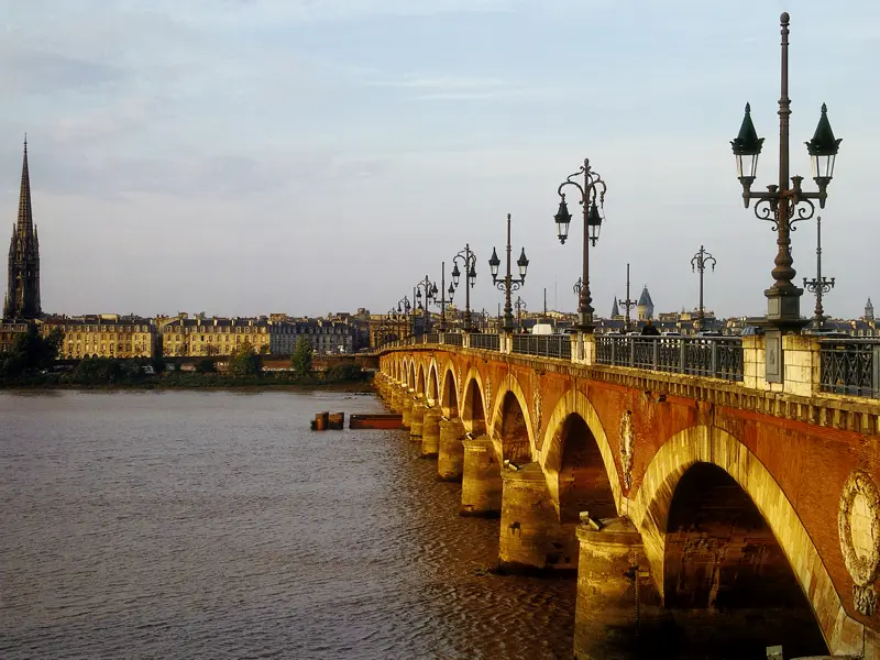 Elegant präsentiert sich Bordeaux am Ufer der Garonne - auf unserem Besuch während unserer smart&small-Reise genießen wir den Blick von der "Steinernen Brücke" Pont de Pierre.