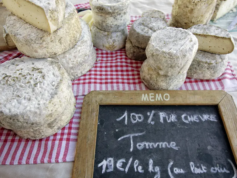 Frankreichs unendliche Vielzahl an Käsesorten ist legendär! Auf unserer Reise durch Burgund und nach Lyon haben wir immer wieder die Gelegenheit, auf den lokalen Märkten die ein oder andere Kostprobe zu nehmen.