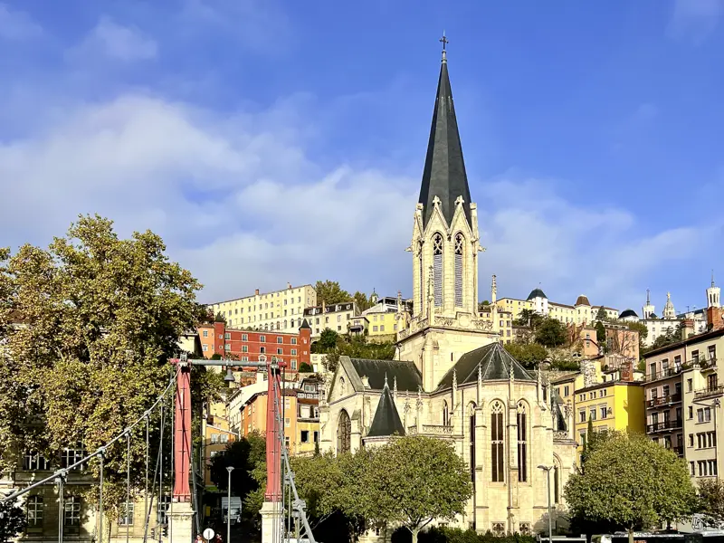 Während unseres Aufenthalts in Lyon führt Sie Ihre Studiosus-Reiseleitung auch durch die Altstadt und hinauf auf den Hügel Fourvière, von wo aus Sie ein herrliches Panorama über die Stadt am Zusammenfluss von Saone und Rhone haben.