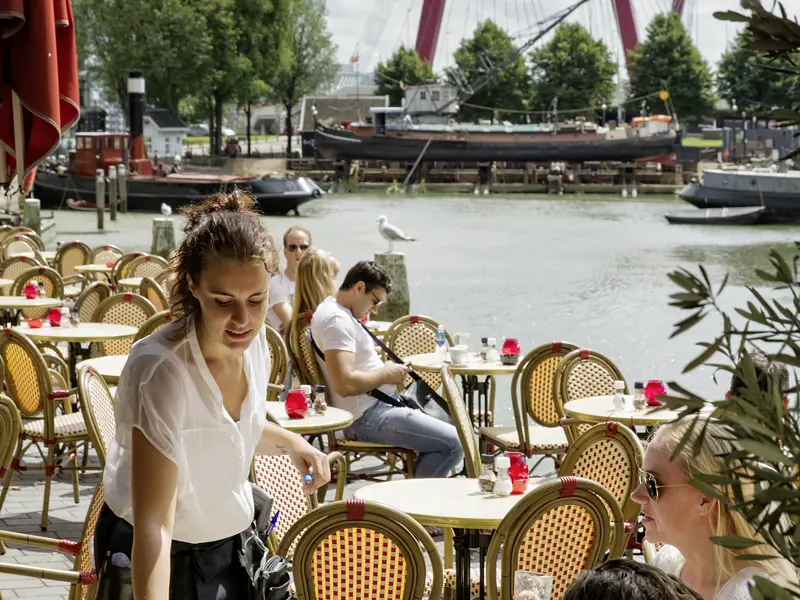Auf unserer Studiosus smart&small-Reise in die Niederlande machen wir auch Station in Rotterdam. Am Alten Hafen können Sie entspannt einen Kaffee direkt am Wasser genießen.