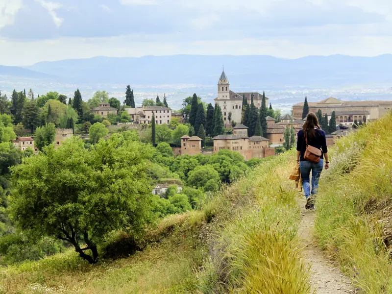 Die Alhambra in Granada mal aus einer ungewöhnlichen Perspektive erleben ¿ auf Ihrer smart & small-Rundreise durch Andalusien.