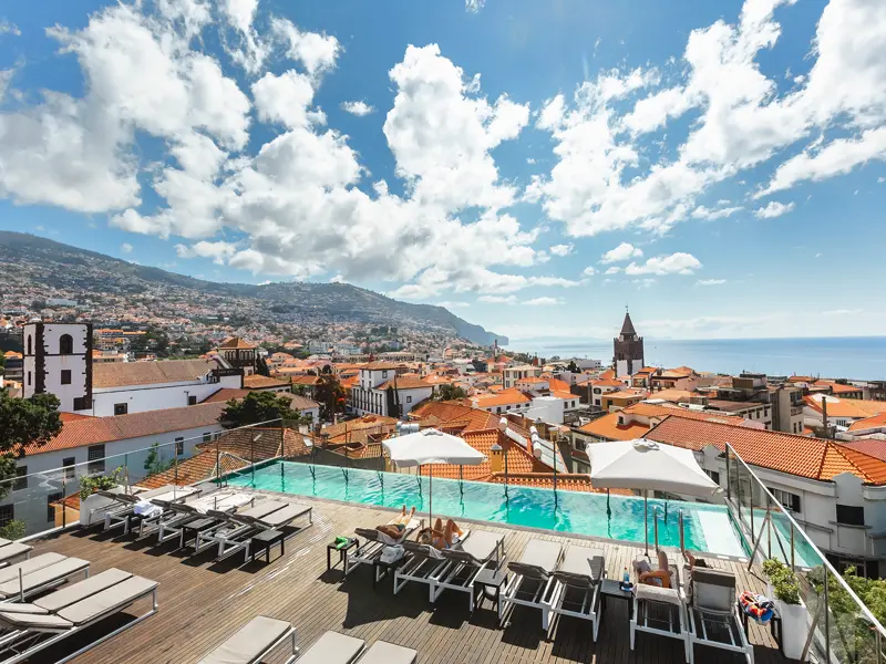Nach den Besichtigungen bleibt Zeit um den Panoramablick auf die Bucht von Funchal von der Dachterrasse des Hotel do Castanheiro zu genießen.