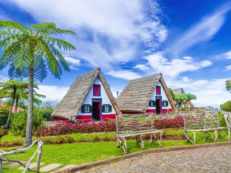Auf unserer Rundreise auf Madeira besuchen wir u.a. das kleine Dorf Santana, bekannt für seine wunderlichen, hübschen strohgedeckten Häuser.