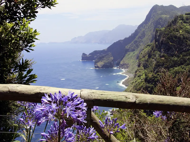 Auf unserer Rundreise über die Blumeninsel Madeira werfen wir Blicke von Aussichtspunkten auf die spektakuläre Küste und fotografieren, was der Chip hergibt.