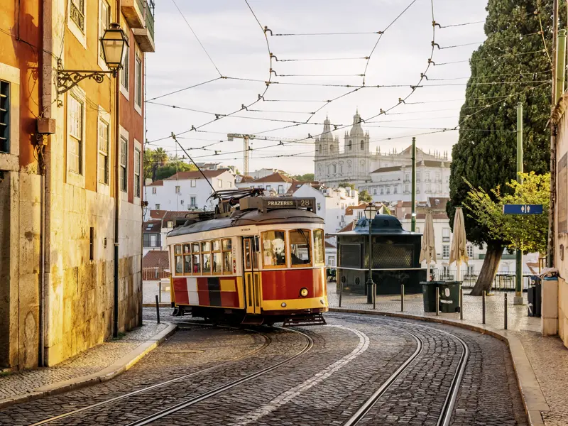 Die gelben Trams - die Elétricos de Lisboa - gelten als Wahrzeichen Lissabons. Das sollten Sie sich während unseres Aufenthalts in der Hauptstadt Portugals nicht entgehen lassen.