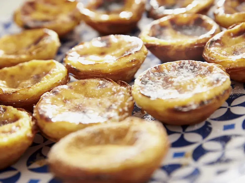 Auf unserer Rundreise durch Portugal dürfen Köstlichkeiten der portugiesischen Patisserien wie Pasteis de Nata auf keinen Fall fehlen.
