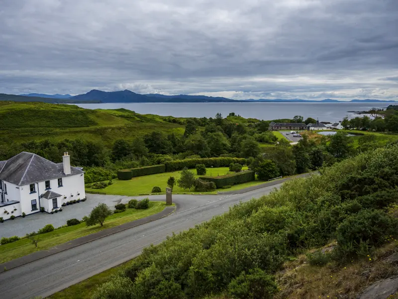 Auf unserer Reise in kleiner Gruppe wohnen wir auf der Isle of Skye in einem kleinen, familiengeführten Boutique-Hotel mitten in der atemberaubenden Landschaft von Schottlands ikonischer Hebrideninsel.
