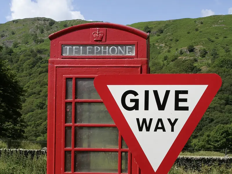 Erleben Sie historische Reminiszenz in entlegenen Gebieten, wie die roten Telefonzellen und Give-Way-Schilder, auf unserer Reise durch die Highlands Schottlands.