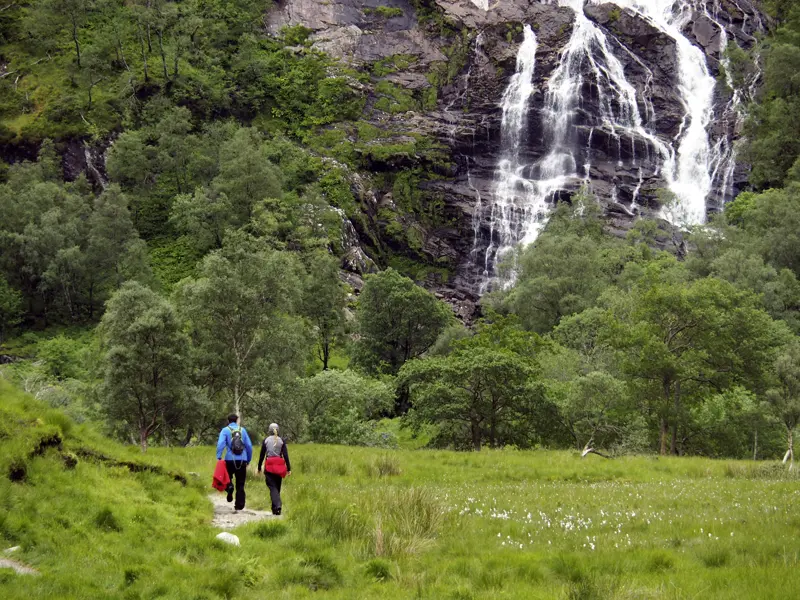 Schottland ist reich an Wasser - das erfahren wir auf unserer Rundreise durch das grüne Land: Seen, Flüsse, Wasserfälle, der Stausee Loch Tummel ...