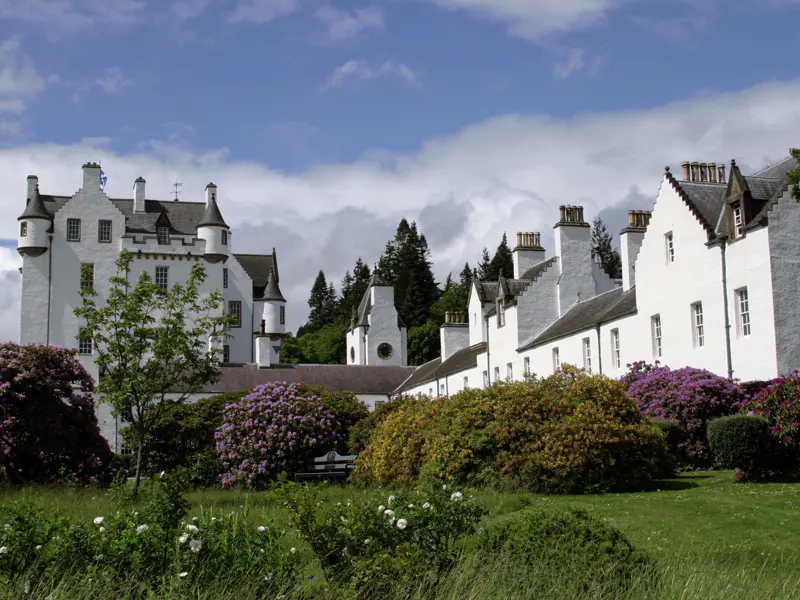 Blair Castle, ein Schloss in einem  wunderschönen Park, ist ein  Ausflugsziel auf unserer smart&small-Rundreise durch Schottland.