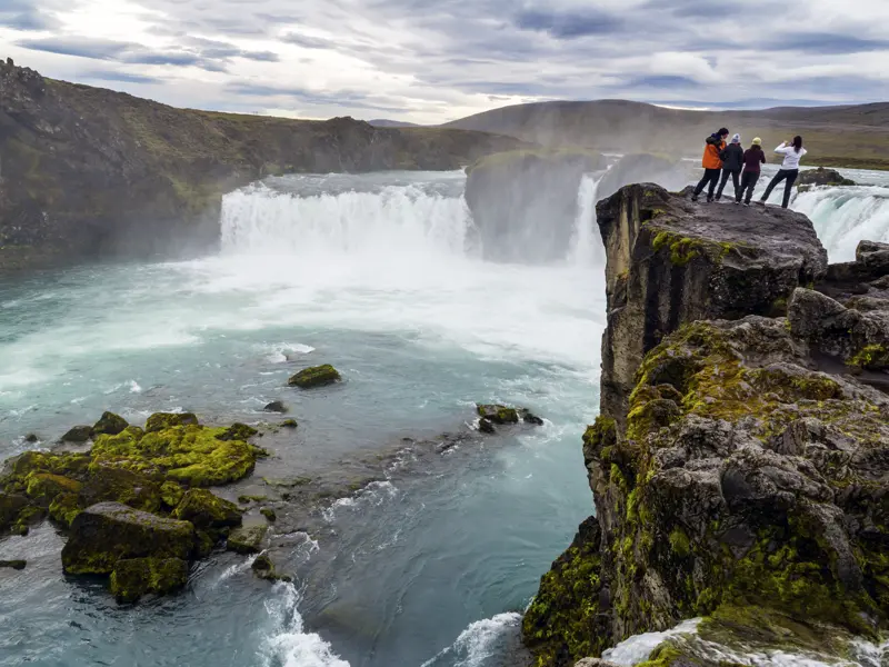Auf unserer Studiosus-Reise nach Island in kleiner Gruppe dürfen natürlich die beeindruckenden Wasserfälle der Insel nicht fehlen - einer der mächtigsten: der Godafoss.