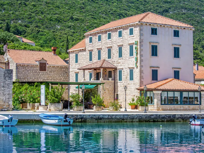 Das traditionelle Hotel Ostrea in Ston, direkt an der Adria gelegen, lädt uns mit seiner hellen, freundlichen Steinfassade zum Verweilen ein.