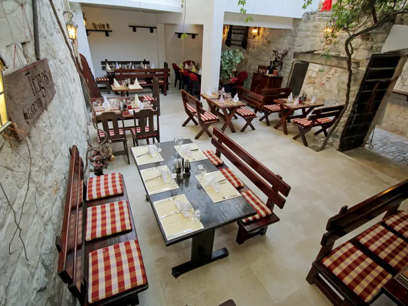 Am ersten Abend der smart&small-Rundreise essen wir sehr stimmungsvoll unter Weinreben im Restaurant des Hotels Tragos mitten in der UNESCO-gekrönten Altstadt von Trogir