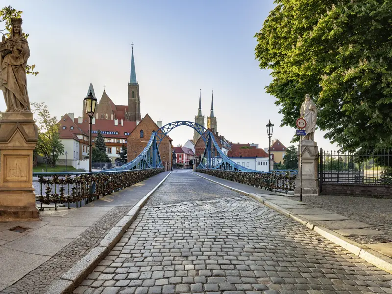 Auf unserer Kleingruppenreise nach Polen mit Übernachtungen u.a. in  Krakau (Kraków) und Breslau  (Wroclaw) werden wir viele Brücken bewundern. Hier die Dombrücke in Breslau, die die Sandinsel mit dem nach wie vor Dominsel genannten Stadtviertel verbindet.
