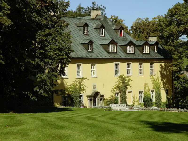 Auf unserer smart&small-Reise in kleiner Gruppe durch Südpolen übernachten wir u.a. im Hotel Schloss Stonsdorf in Staniszow.