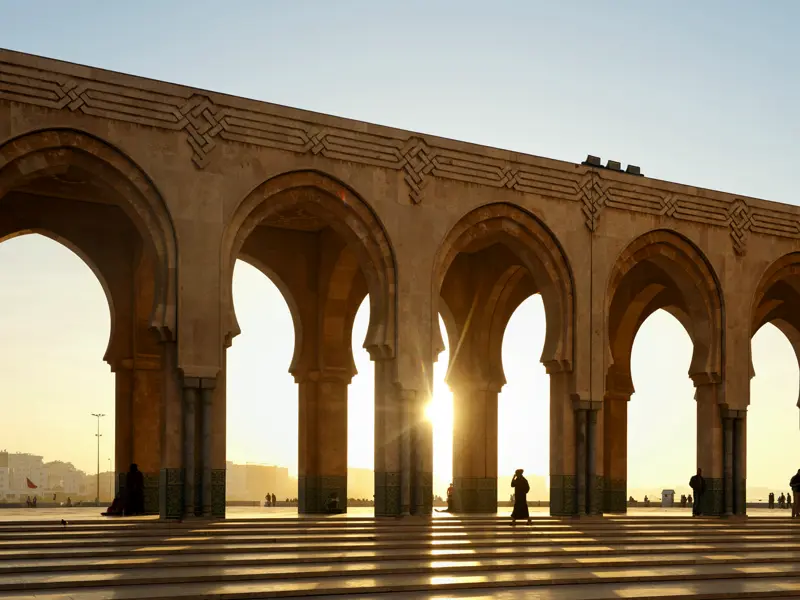 Unsere Rundreise durch Marokko beginnt in Casablanca, wo sich die Moschee Hassan II. befindet.