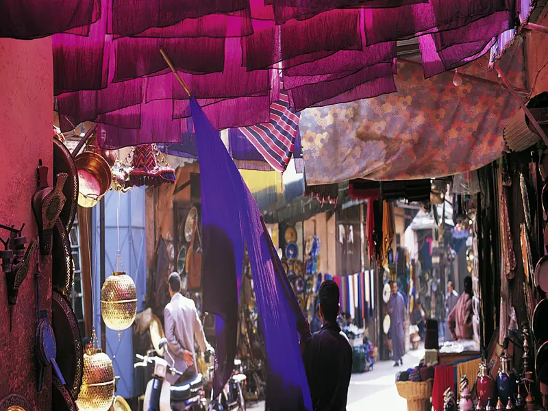 Auf unserer Rundreise durch Marokko besuchen wir natürlich auch die lebhaften Basare in den Altstädten, so zum Beispiel in Marrakesch oder in Fes. Ein Fest für die Sinne: Händlerpalaver und der Ruf des Muezzin, bunte Stoffe, exotische Gerüche - Marokkos Souks sind ein wahrer Sinnesrausch!