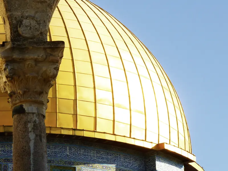 Auch wenn er manchmal nur schwer zugänglich ist - der Felsendom in Jerusalem beeindruckt durch seine goldene Kuppel und die kalligrapischen Schriften an seiner Außenseite.