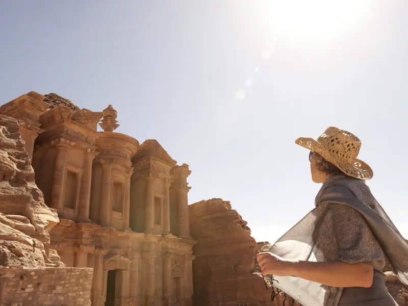 In Petra bewundern Sie auf Ihrer Reise durch Jordanien kolossale Grabfassaden, Theater und Tempel.