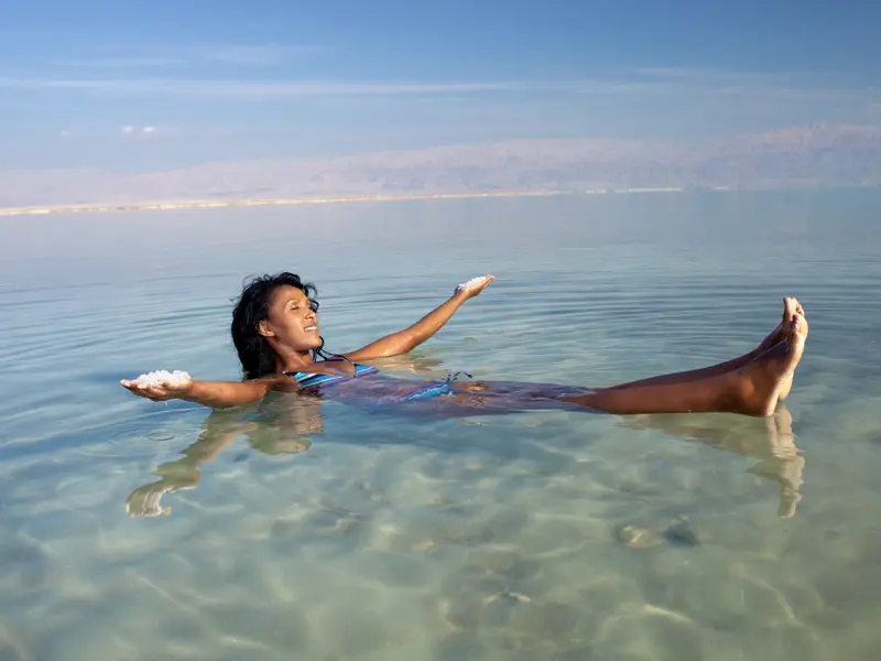 Am Toten Meer heißt es auf unserer Reise durch Jordanien: Rein in den Salzsee und im Wasser schweben!