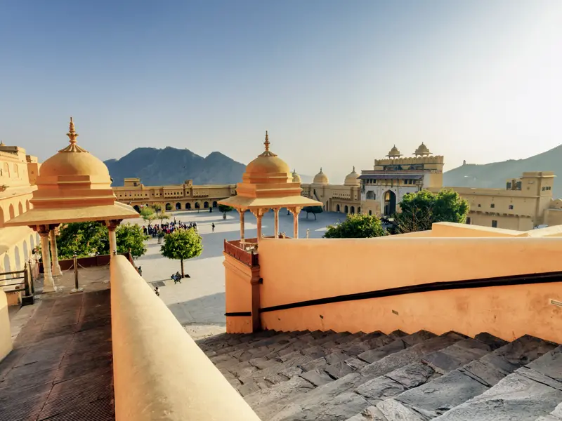 Auf unserer Indienreise fühlen wir uns häufiger wie die Gäste des Maharadschas, z.B. wenn wir die große Treppe im Fort Amber hinaufgehen, um zur Audienzhalle zu gelangen.