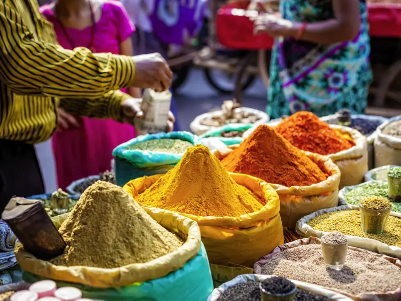 Auf unserer small&smart-Reise Rajasthan - Auszeit im Land der Maharadschas schlendern wir auch über farbenfrohe Märkte, auf denen die Händler Gewürze aller Art verkaufen.