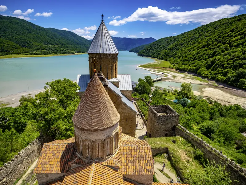 Großartig liegt die Klosterfestung Ananuri im Großen Kaukasus. Ein Highlight unserer smart&small Reise durch Georgien.
