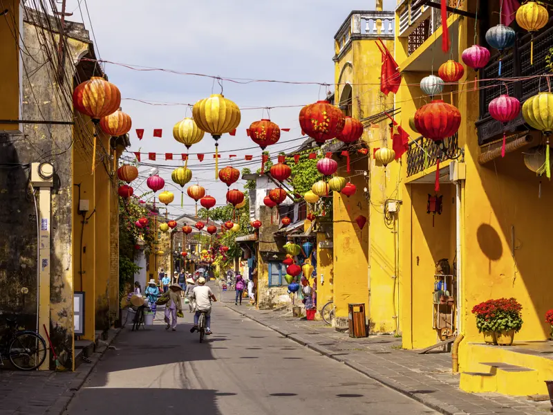 Auf unserer smart&small-Rundreise in kkleiner Gruppe besuchen wir Hoi An, die Stadt mit den vielen bunten Lampions.