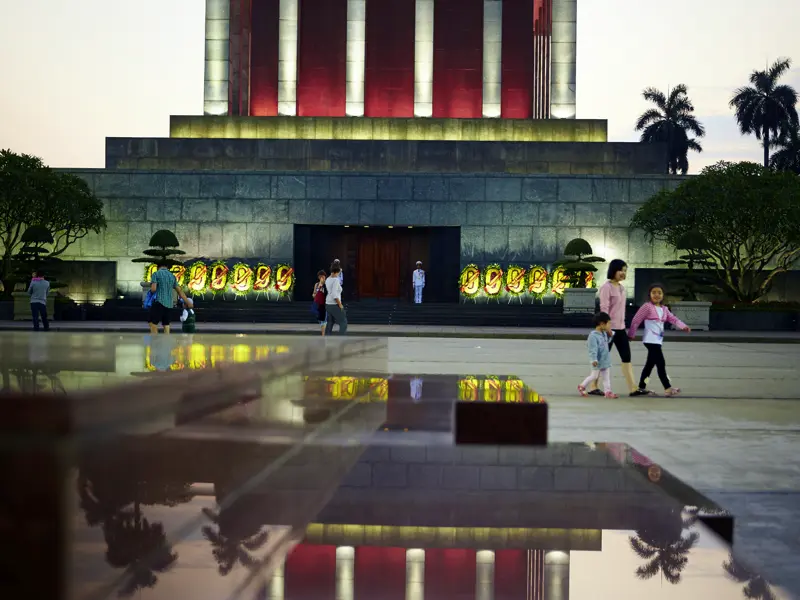 Das Ho-Chi-Minh-Mausoleum in Hanoi sehen wir auf unserer Rundreise durch Vietnam von außen - hierhin pilgern vor allem die Vietnamesen.