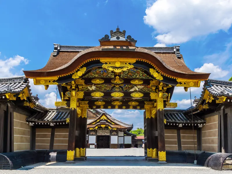 Auf der smart & small-Rundreise durch Japan sehen wir viele Tempel und Palastanlagen mit prächtig geschmückten Toren.
