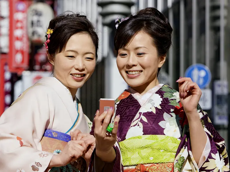 Auf unserer Rundreise erfahren wir, wie Tradition und Moderne in Japan Hand in Hand gehen. In den Straßen von Tokio begegnen uns Japanerinnen in traditionellen Kimonos und mit den neuesten Smartphones.