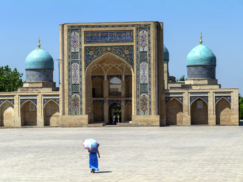 Auf unserer Rundreise in kleiner Gruppe durch Usbekistan besuchen wir zahlreiche historische Monumente wie Koranschulen. Die prächtig verzierten Eingangsbereiche und Kuppeln mit blauen Fliesen lassen sich bestens fotografisch in Szene setzen.