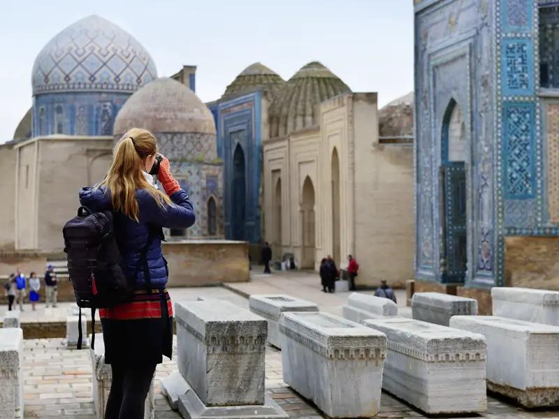Auch wir fotografieren die berühmten, mit blauen Fliesen verzierten Portale und Kuppeln der Mausoleen in der Gräberstraße Schah-e Sinda. Sie liegt in Samarkand, das wir auf der smart&small-Rundreise durch Usbekistan besuchen.