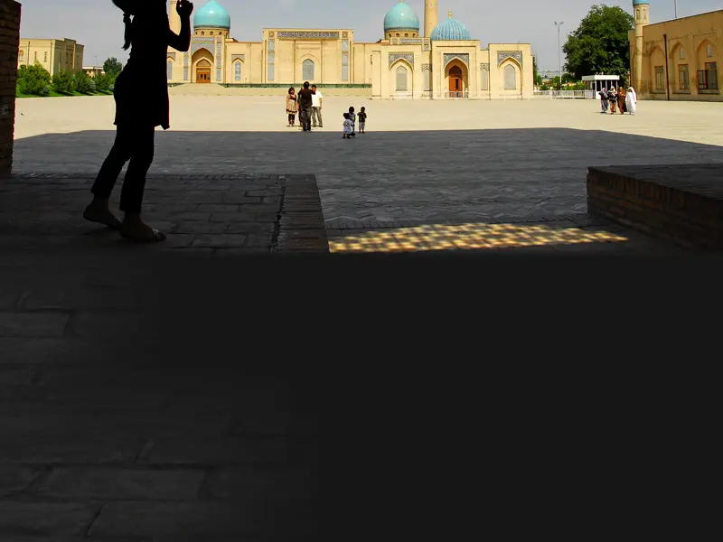 Auf unserer Reise durch Usbekistan sehen wir Szenen aus dem Alltagsleben wie ein Federball spielendes Mädchen im Hof vor einer Koranschule.