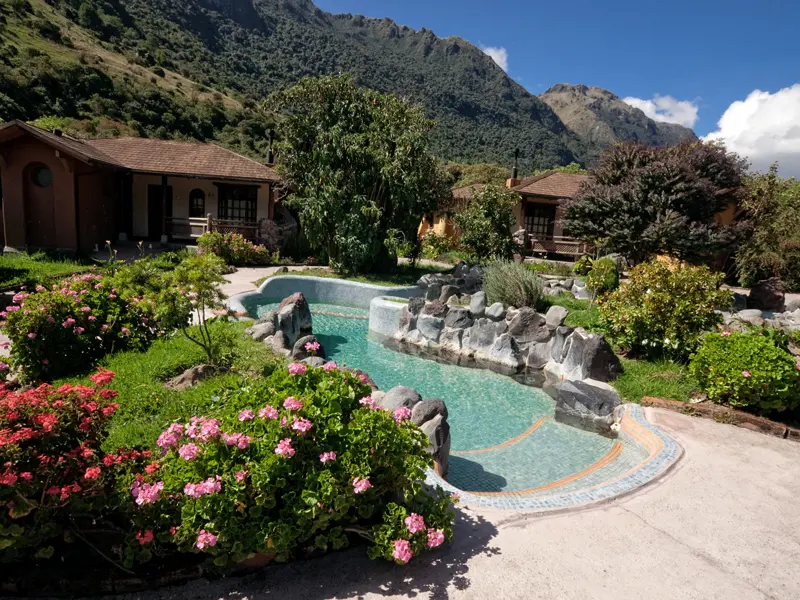 Auf unserer Reise durch Ecuador übernachten wir im Hotel Termas de Papallacta, einem kleinen Paradies in den Anden. Der Clou: die hauseigenen Thermalbecken, gespeist von mineralhaltigen Adern des Vulkans Antisana - ideal zum Entspannen!