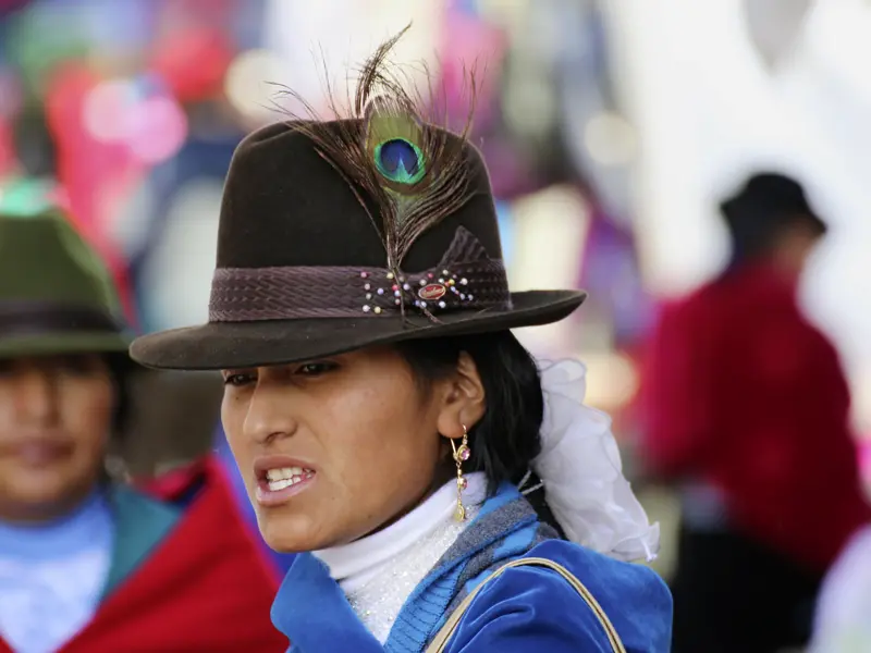Auf unserer Reise durch Ecuador sehen wir immer wieder Männer und Frauen in landestypischen Trachten.
