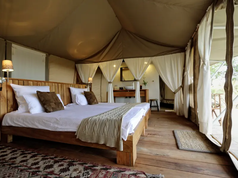 Im Tented Camp von Grumeti Hills übernachten wir auf der smart & small-Rundreise durch Tansania in komfortablen Safarizelten.