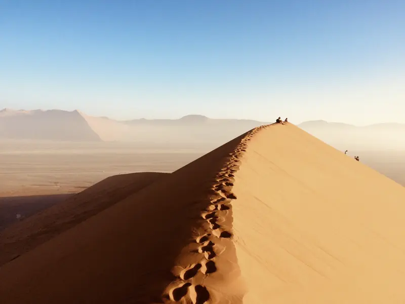 Wer auf unserer Rundreise in kleiner Gruppe durch Namibia miterleben will, wie die aufgehende Sonne die Dünen in der Namibwüste rot glühen lässt, muss früh aufstehen.