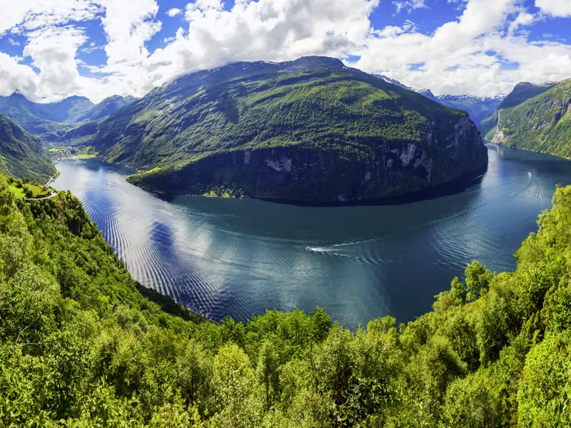Den Geirangerfjord erleben wir auf unserer smart&small-Reise durch Norwegen während einer Fährüberfahrt an Wasserfällen und Felswänden entlang.
