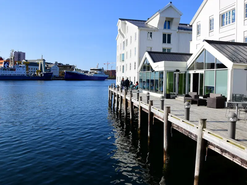 In der Hafenstadt Kristiansund übernachten wir während unserer smart&small-Rundreise durch Norwegen in kleiner  Gruppe im komfortablen Thon Hotel.