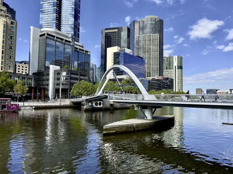 Auf unserer Studienreise durch Australien wohnen wir zentral in Melbourne. Es bleibt Zeit für eigene entdeckungen, z.B spazieren gehen am Yarra River.
