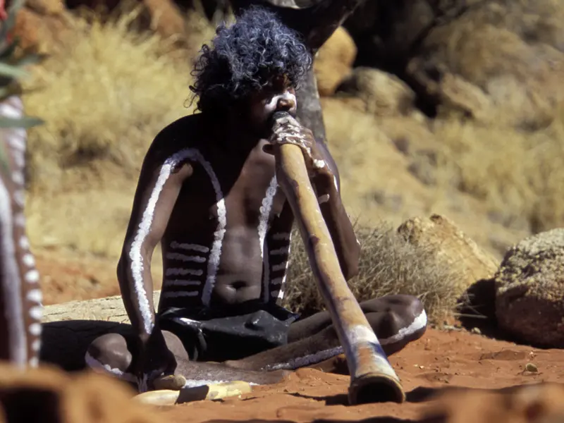 Auf unserer Studienreise Australien - Höhepunkte des Kontinents lernen wir in Kuranda das Didgeridoo zu bedienen, das traditionelle Blasinstrument der Aborigines.