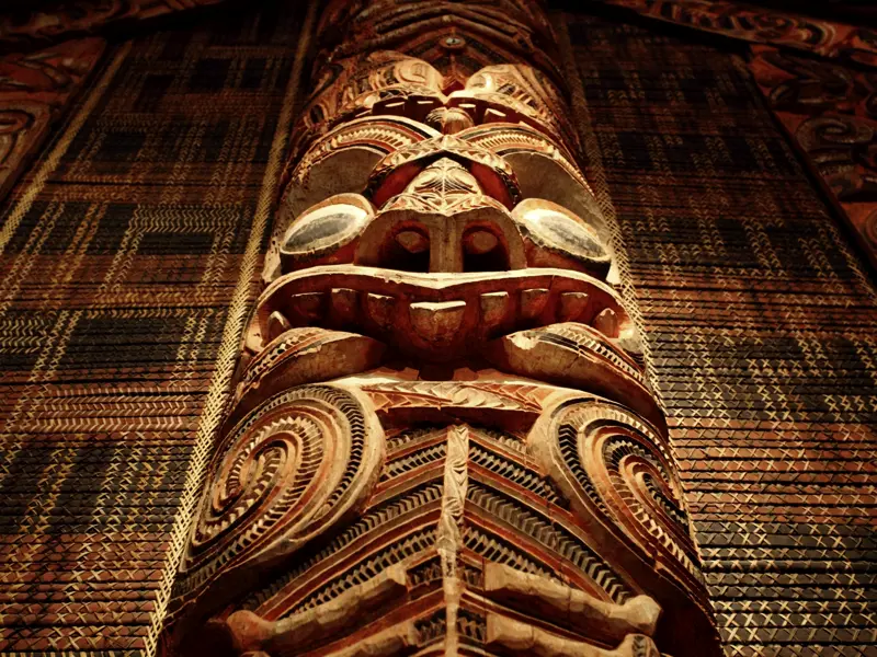 Auf dieser Studienreise  begegnet uns auch die Kultur der Maori, der Ureinwohner Neuseelands, wie hier im War-Memorial-Museum in Auckland.