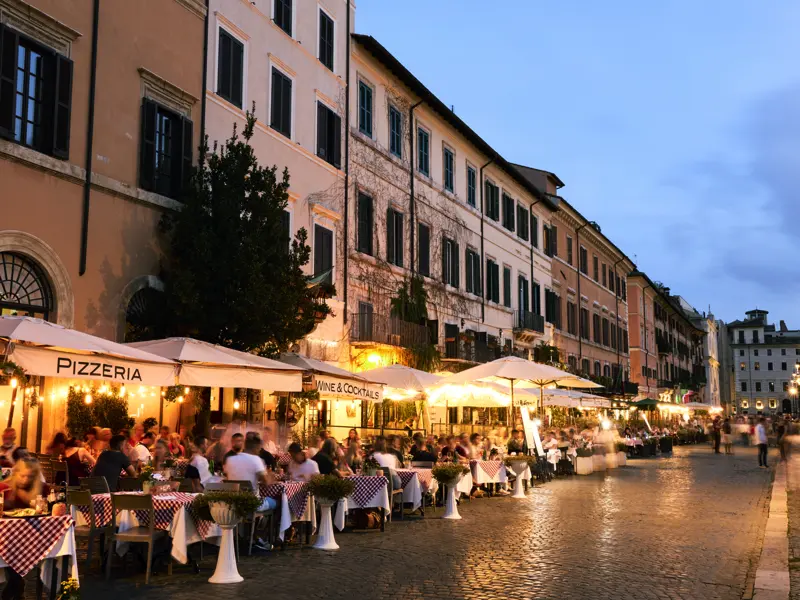 Die Abende in Rom haben einen ganz besonderen Zauber - zum Beispiel beim Essen in einem der Restaurants an der Piazza Navona. Die passenden Tipps dafür bekommen Sie vor Ort von Ihrer Studiosus-Reiseleiterin