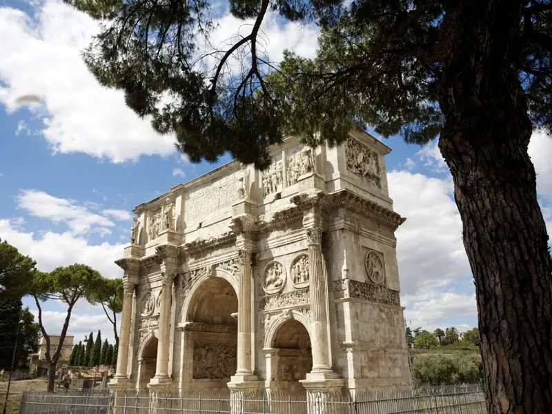 Auf unserer CityLights-Städtereise schauen wir auch beim Triumphbogen des Kaisers Konstantin am Eingang zum Forum Romanum vorbei - ein prominenter Blickfang im Rom der Antike.