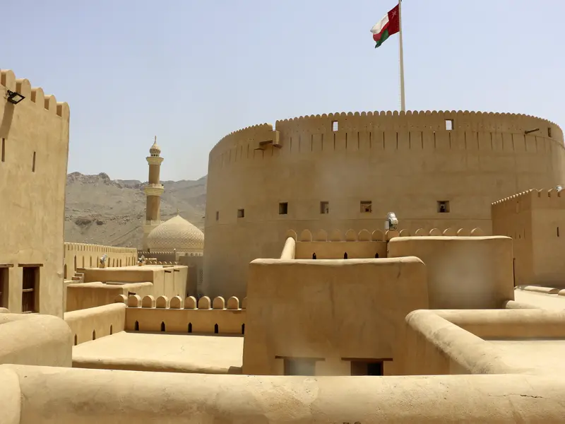 Bei unserer Studienreise in die Emirate und den Oman kommen wir auch in die Oasenstadt Nizwa, deren gewaltiger Festungsbau an die wechselhafte Geschichte des Oman erinnert. In der Festung lassen wir uns zeigen, wie man nach alter Tradition Brot bäckt und kunstvolle Stickereien fertigt