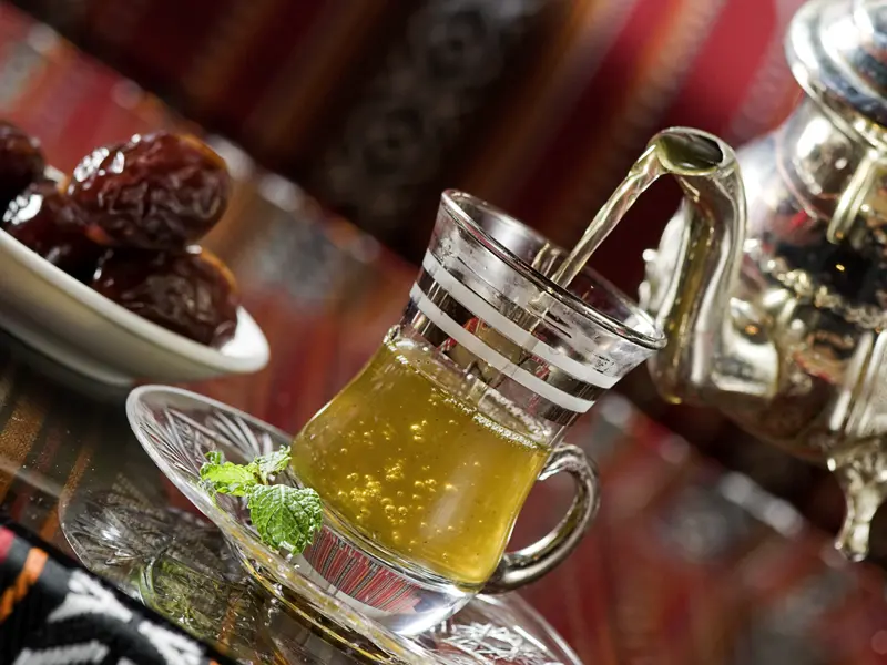 Bei unserer Studienreise in den Oman kommen sie sicherlich öfters in den Genuss der orientalischen Gastfreundschaft. Dazu gehören unter anderem auch ein Glas Minztee und Datteln.