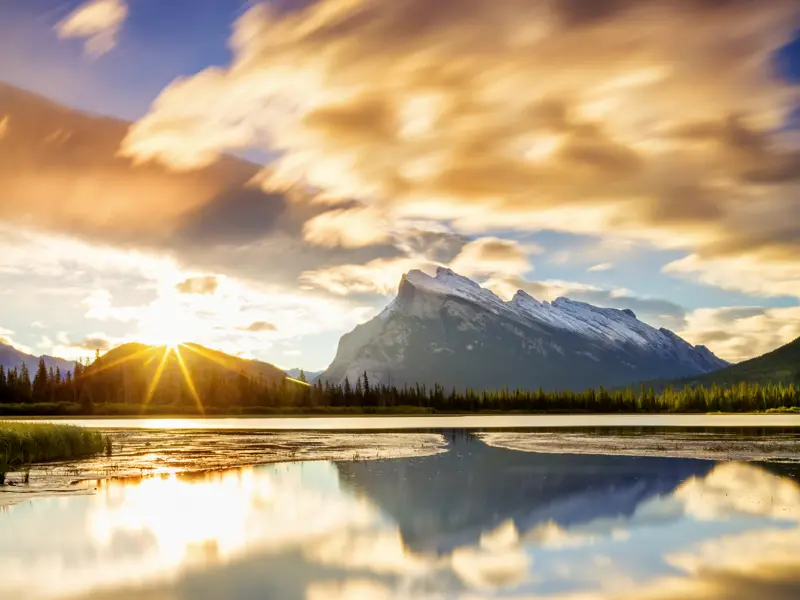 Schneebedeckte Gipfel und still verträumte Seen bei Sonnenaufgang im Banff-Nationalpark: Unsere umfassende, 20-tägige Studienreise nach Kanada wird Ihnen als facettenreiches Gesamtkunstwerk im Gedächtnis bleiben.